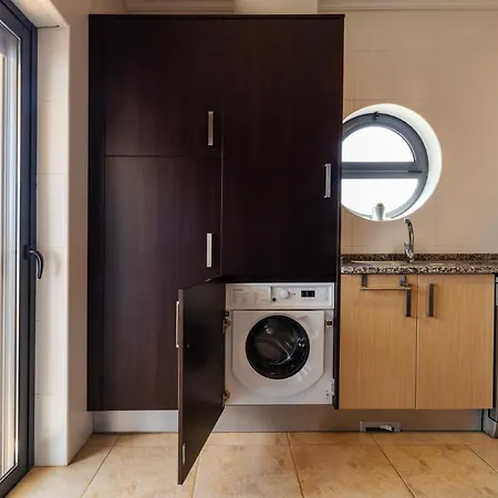 James's Quinta Palmeiras, Spacious 2 Bedroom In Luxury Complex, Walking Distance To Town And דירה