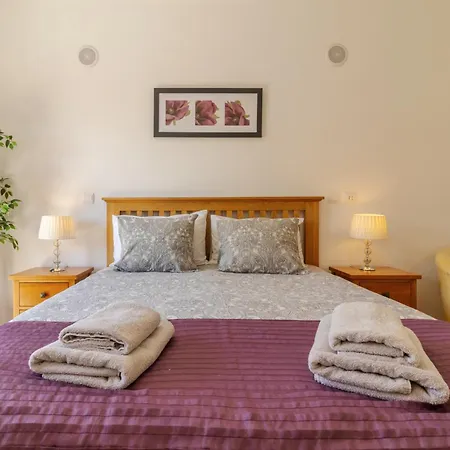 James's Quinta Palmeiras, Spacious 2 Bedroom In Luxury Complex, Walking Distance To Town And דירה