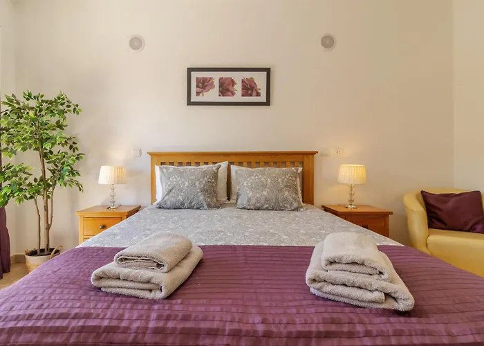 James's Quinta Palmeiras, Spacious 2 Bedroom In Luxury Complex, Walking Distance To Town And Apartmán