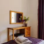 James's Quinta Palmeiras, Spacious 2 Bedroom In Luxury Complex, Walking Distance To Town And Lagos