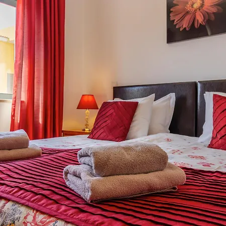 James's Quinta Palmeiras: Spacious Luxury Near Town And