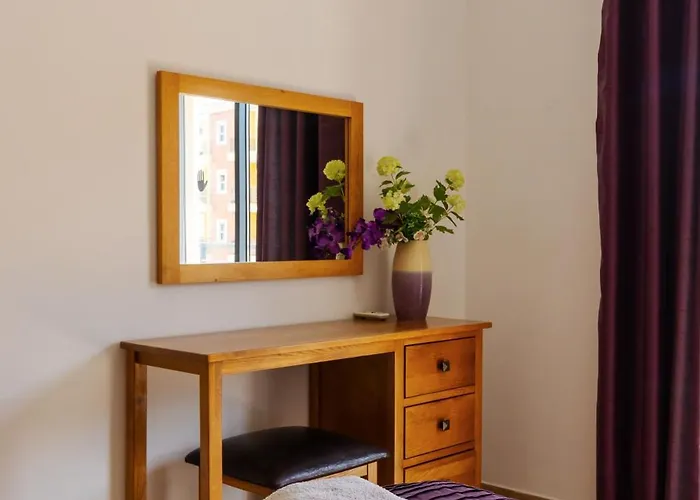 James's Quinta Palmeiras: Spacious Luxury Near Town And Lagos