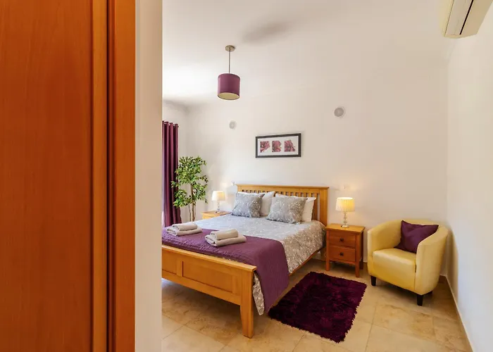 James's Quinta Palmeiras, Spacious 2 Bedroom In Luxury Complex, Walking Distance To Town And Lagos