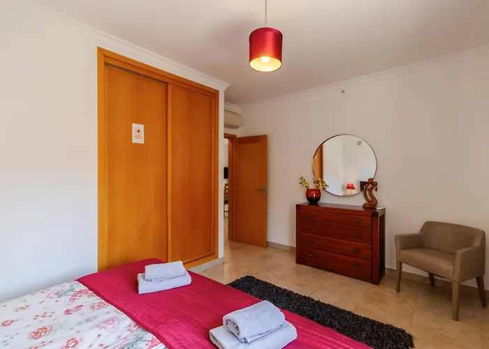 Appartement James's Quinta Palmeiras, Spacious 2 Bedroom In Luxury Complex, Walking Distance To Town And Lagos