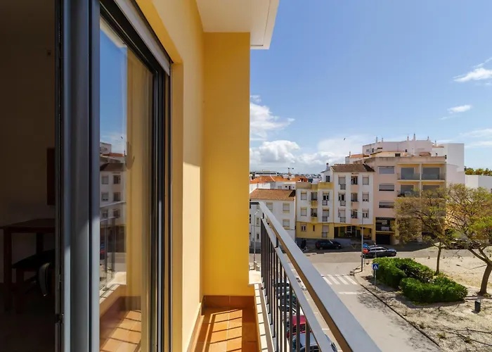 Appartement James's Quinta Palmeiras, Spacious 2 Bedroom In Luxury Complex, Walking Distance To Town And