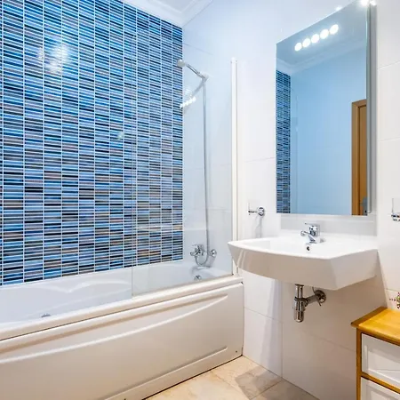 Appartement James's Quinta Palmeiras, Spacious 2 Bedroom In Luxury Complex, Walking Distance To Town And Lagos