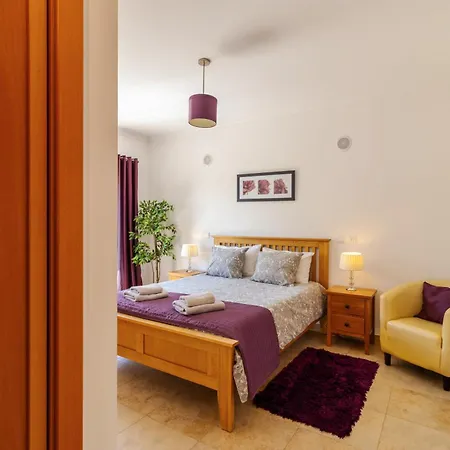 James's Quinta Palmeiras, Spacious 2 Bedroom In Luxury Complex, Walking Distance To Town And Lagos