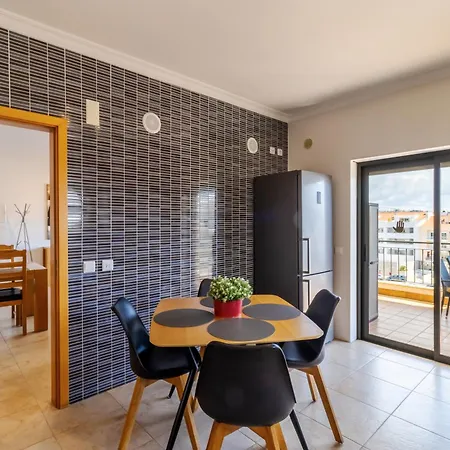 James's Quinta Palmeiras, Spacious 2 Bedroom In Luxury Complex, Walking Distance To Town And Lägenhet *